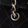 Vintage Chanel Single Flap Schultertasche aus schwarzem Velourleder mit antikgoldener Hardware Nahansicht der Ösen