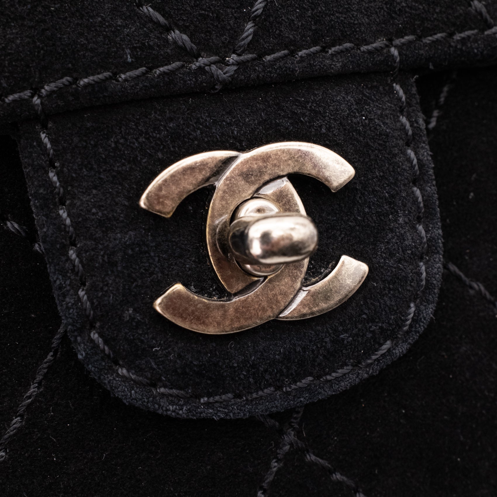 Vintage Chanel Single Flap Schultertasche aus schwarzem Velourleder mit antikgoldener Hardware Logo Detail