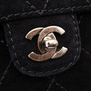 Vintage Chanel Single Flap Schultertasche aus schwarzem Velourleder mit antikgoldener Hardware Logo Detail