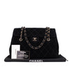 Vintage Chanel Single Flap Schultertasche aus schwarzem Velourleder mit antikgoldener Hardware full set