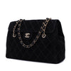 Vintage Chanel Single Flap Schultertasche aus schwarzem Velourleder mit antikgoldener Hardware seitenansicht