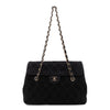 Vintage Chanel Single Flap Schultertasche aus schwarzem Velourleder mit antikgoldener Hardware Vorderseite