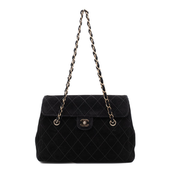 Vintage Chanel Single Flap Schultertasche aus schwarzem Velourleder mit antikgoldener Hardware Vorderseite