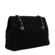 Vintage Chanel Single Flap Schultertasche aus schwarzem Velourleder mit antikgoldener Hardware Rückseite
