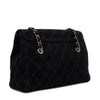 Vintage Chanel Single Flap Schultertasche aus schwarzem Velourleder mit antikgoldener Hardware Rückseite