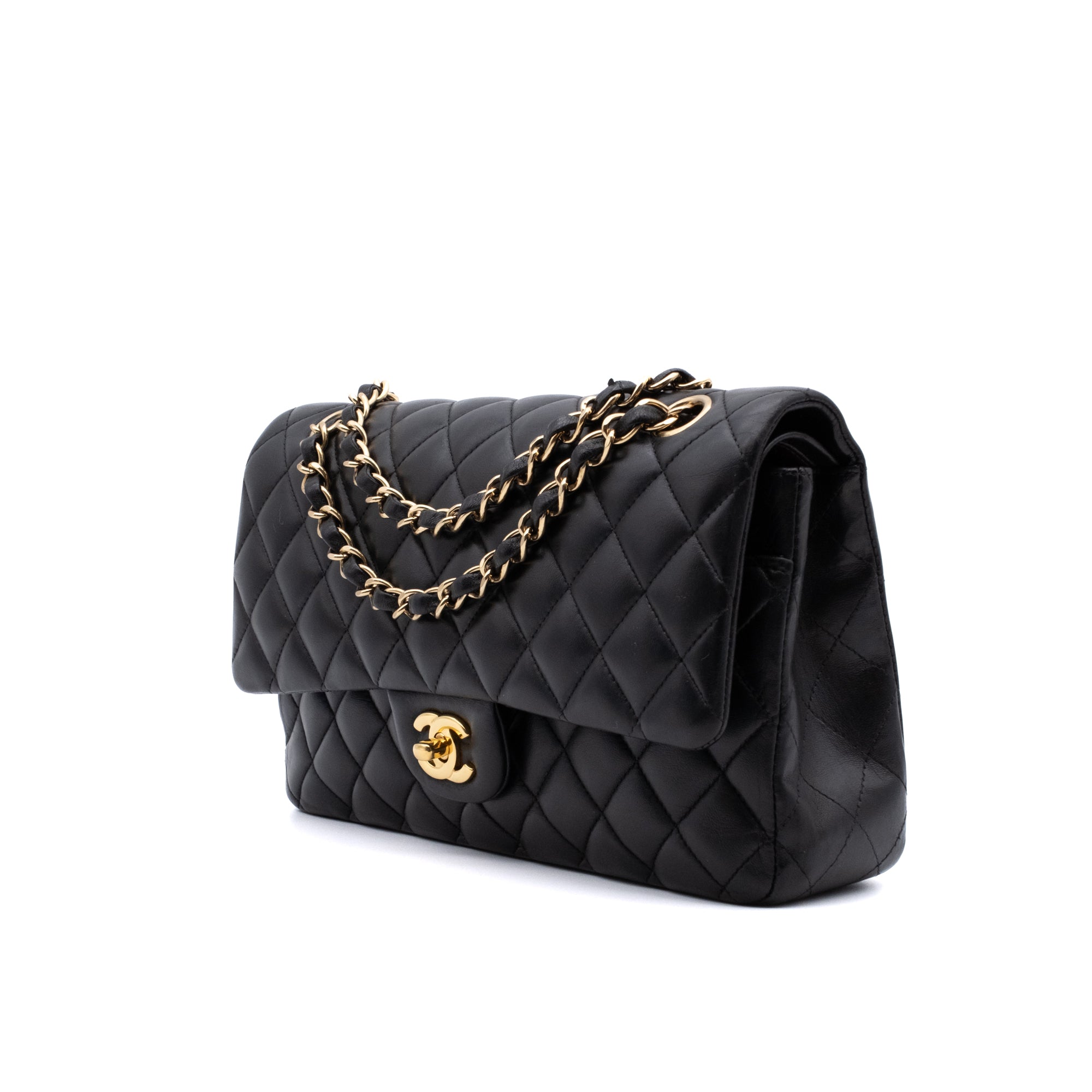 Schwarze Chanel Timeless Handtasche Double Flap Bag Medium Größe aus Lammleder mit goldener Hardware Halbe Seitenansicht rechts