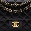 Schwarze Chanel Timeless Handtasche Double Flap Bag Medium Größe aus Lammleder mit goldener Hardware Detail Logo