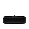 Schwarze Chanel Timeless Handtasche Double Flap Bag Medium Größe aus Lammleder mit goldener Hardware Bodenansicht