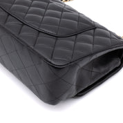 Schwarze Chanel Timeless Handtasche Double Flap Bag Medium Größe aus Lammleder mit goldener Hardware Detail Ecken rechts hinten