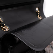 Schwarze Chanel Timeless Handtasche Double Flap Bag Medium Größe aus Lammleder mit goldener Hardware Detail Klappe innen