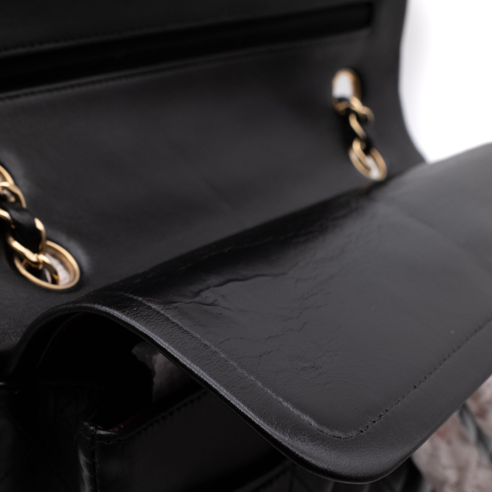 Schwarze Chanel Timeless Handtasche Double Flap Bag Medium Größe aus Lammleder mit goldener Hardware Detail Klappe innen