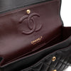 Schwarze Chanel Timeless Handtasche Double Flap Bag Medium Größe aus Lammleder mit goldener Hardware Detail Logo Stempel innen