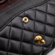 Schwarze Chanel Timeless Handtasche Double Flap Bag Medium Größe aus Lammleder mit goldener Hardware Detail Knopf innen