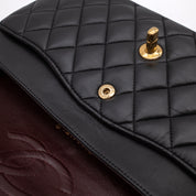 Schwarze Chanel Timeless Handtasche Double Flap Bag Medium Größe aus Lammleder mit goldener Hardware Detail Lederfalten Innen
