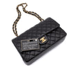 Schwarze Chanel Timeless Handtasche Double Flap Bag Medium Größe aus Lammleder mit goldener Hardware Liegend mit Id Card