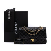 Schwarze Chanel Timeless Handtasche Double Flap Bag Medium Größe aus Lammleder mit goldener Hardware Full Set Lieferumfang