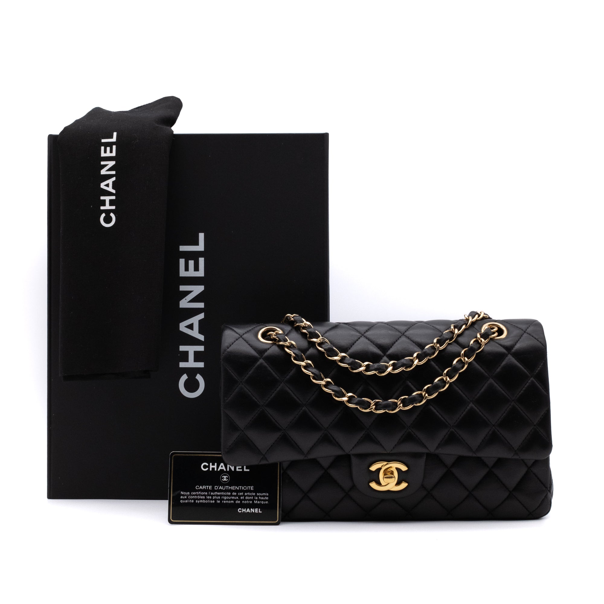 Schwarze Chanel Timeless Handtasche Double Flap Bag Medium Größe aus Lammleder mit goldener Hardware Full Set Lieferumfang