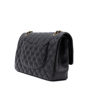 Schwarze Chanel Timeless Handtasche Double Flap Bag Medium Größe aus Lammleder mit goldener Hardware Halbe Rückansicht links