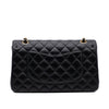 Schwarze Chanel Timeless Handtasche Double Flap Bag Medium Größe aus Lammleder mit goldener Hardware Rückansicht