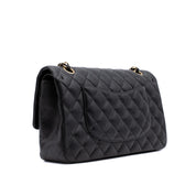 Schwarze Chanel Timeless Handtasche Double Flap Bag Medium Größe aus Lammleder mit goldener Hardware Halbe Rückansicht rechts