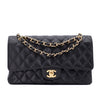 Chanel Classic Timeless Double Flap Bag in Medium Größe aus schwarzem Caviar Leder Material mit goldener Hardware Vorderansicht