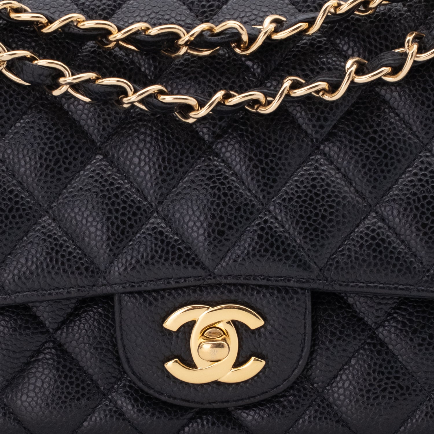 Chanel Classic Timeless Double Flap Bag in Medium Größe aus schwarzem Caviar Leder Material mit goldener Hardware CC Verschluss