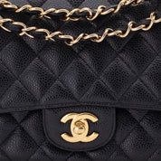 Chanel Classic Timeless Double Flap Bag in Medium Größe aus schwarzem Caviar Leder Material mit goldener Hardware CC Verschluss