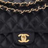 Chanel Classic Timeless Double Flap Bag in Medium Größe aus schwarzem Caviar Leder Material mit goldener Hardware CC Verschluss