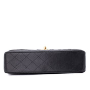 Chanel Classic Timeless Double Flap Bag in Medium Größe aus schwarzem Caviar Leder Material mit goldener Hardware 