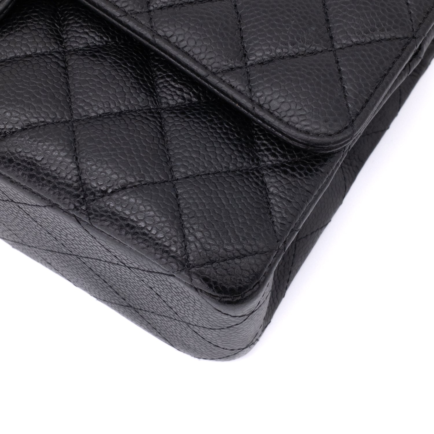 Chanel Classic Timeless Double Flap Bag in Medium Größe aus schwarzem Caviar Leder Material mit goldener Hardware 