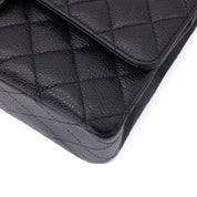 Chanel Classic Timeless Double Flap Bag in Medium Größe aus schwarzem Caviar Leder Material mit goldener Hardware 