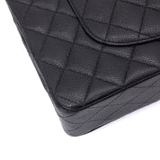 Chanel Classic Timeless Double Flap Bag in Medium Größe aus schwarzem Caviar Leder Material mit goldener Hardware 