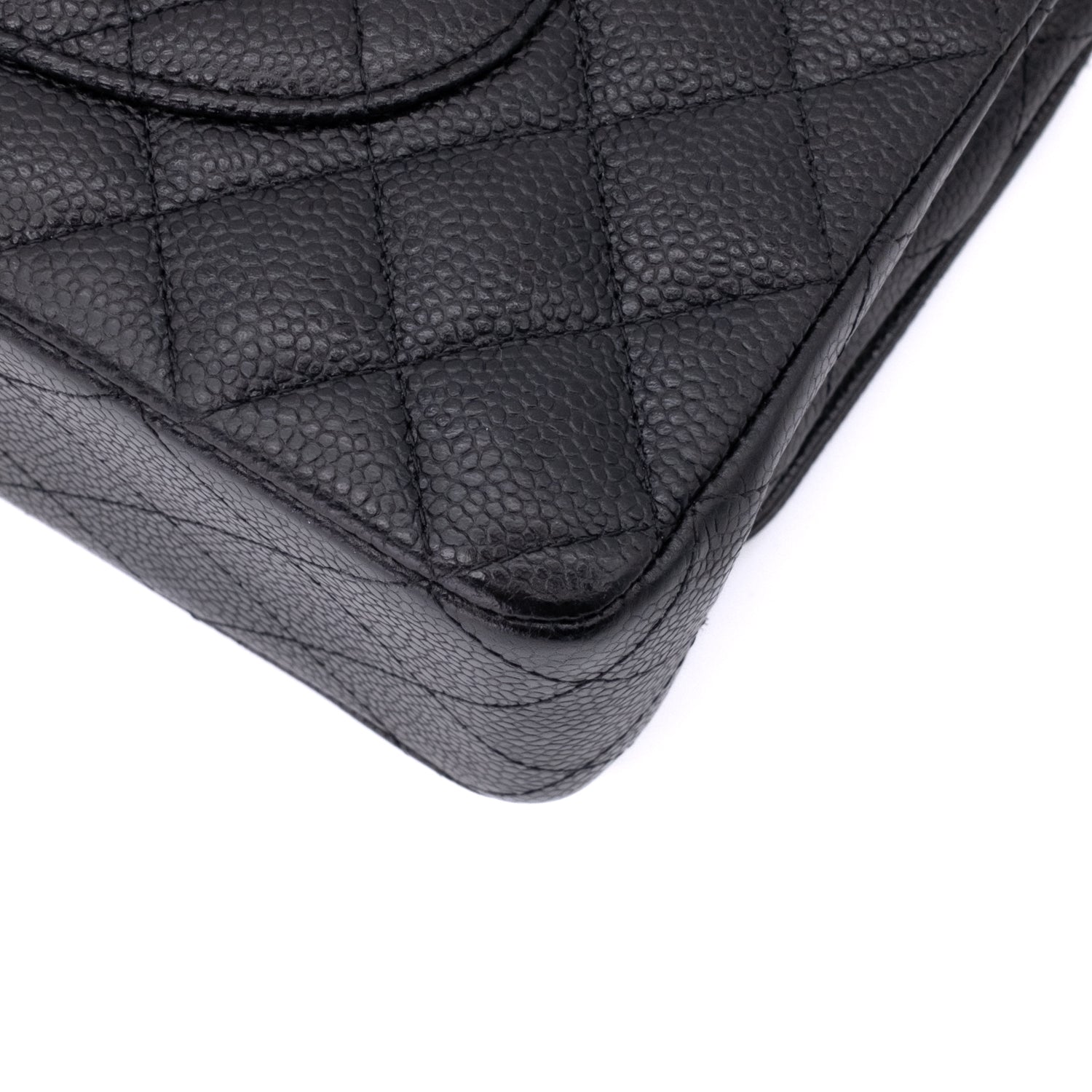 Chanel Classic Timeless Double Flap Bag in Medium Größe aus schwarzem Caviar Leder Material mit goldener Hardware 