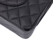 Chanel Classic Timeless Double Flap Bag in Medium Größe aus schwarzem Caviar Leder Material mit goldener Hardware 