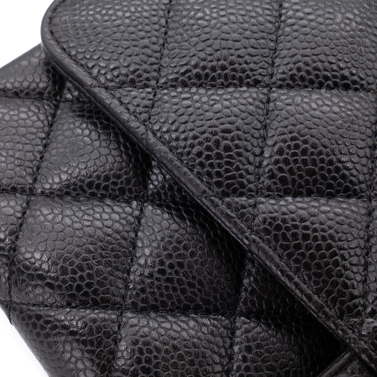 Chanel Classic Timeless Double Flap Bag in Medium Größe aus schwarzem Caviar Leder Material mit goldener Hardware 