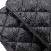 Chanel Classic Timeless Double Flap Bag in Medium Größe aus schwarzem Caviar Leder Material mit goldener Hardware 