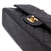 Chanel Classic Timeless Double Flap Bag in Medium Größe aus schwarzem Caviar Leder Material mit goldener Hardware 