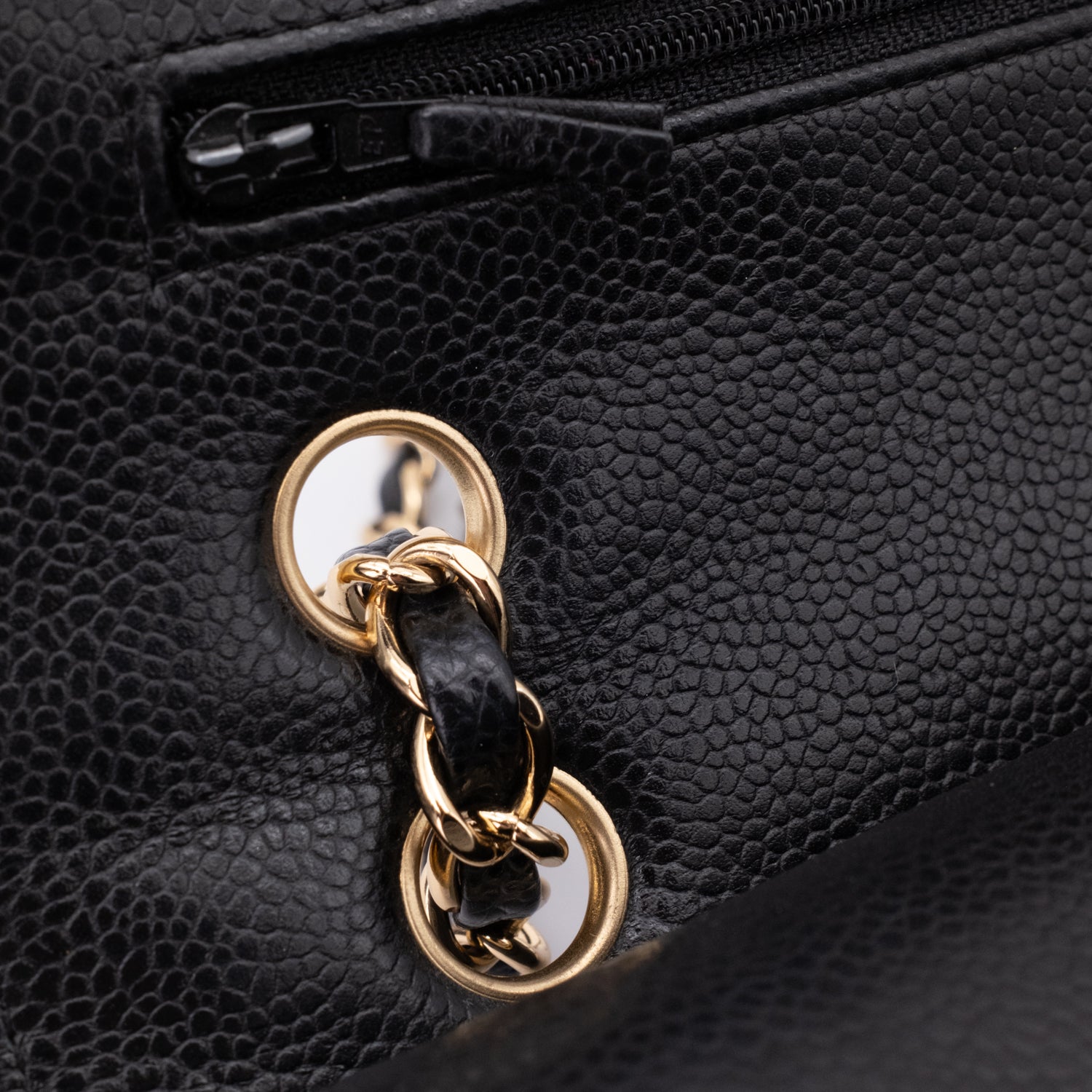 Chanel Classic Timeless Double Flap Bag in Medium Größe aus schwarzem Caviar Leder Material mit goldener Hardware 