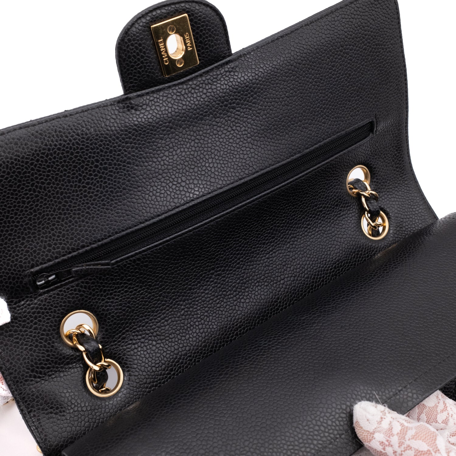 Chanel Classic Timeless Double Flap Bag in Medium Größe aus schwarzem Caviar Leder Material mit goldener Hardware 