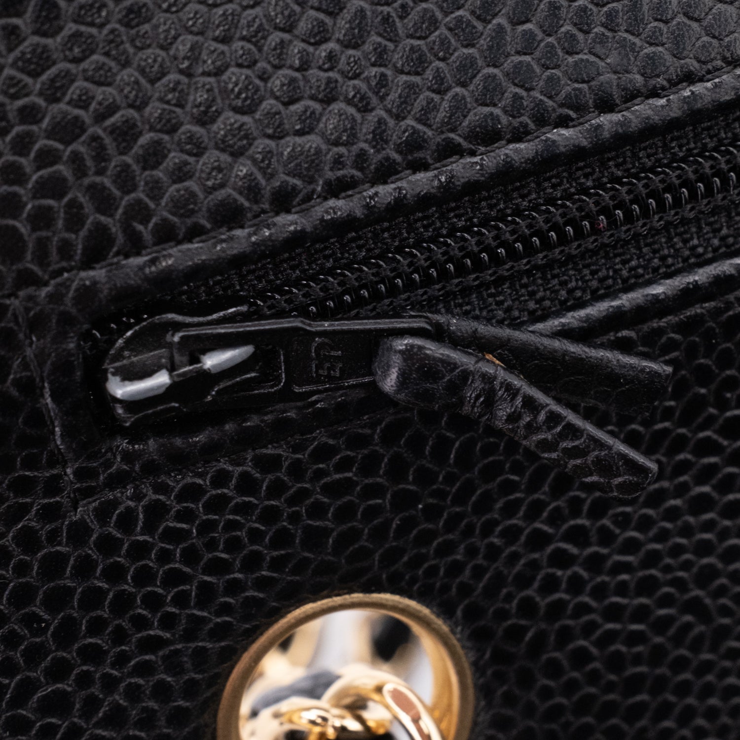 Chanel Classic Timeless Double Flap Bag in Medium Größe aus schwarzem Caviar Leder Material mit goldener Hardware 