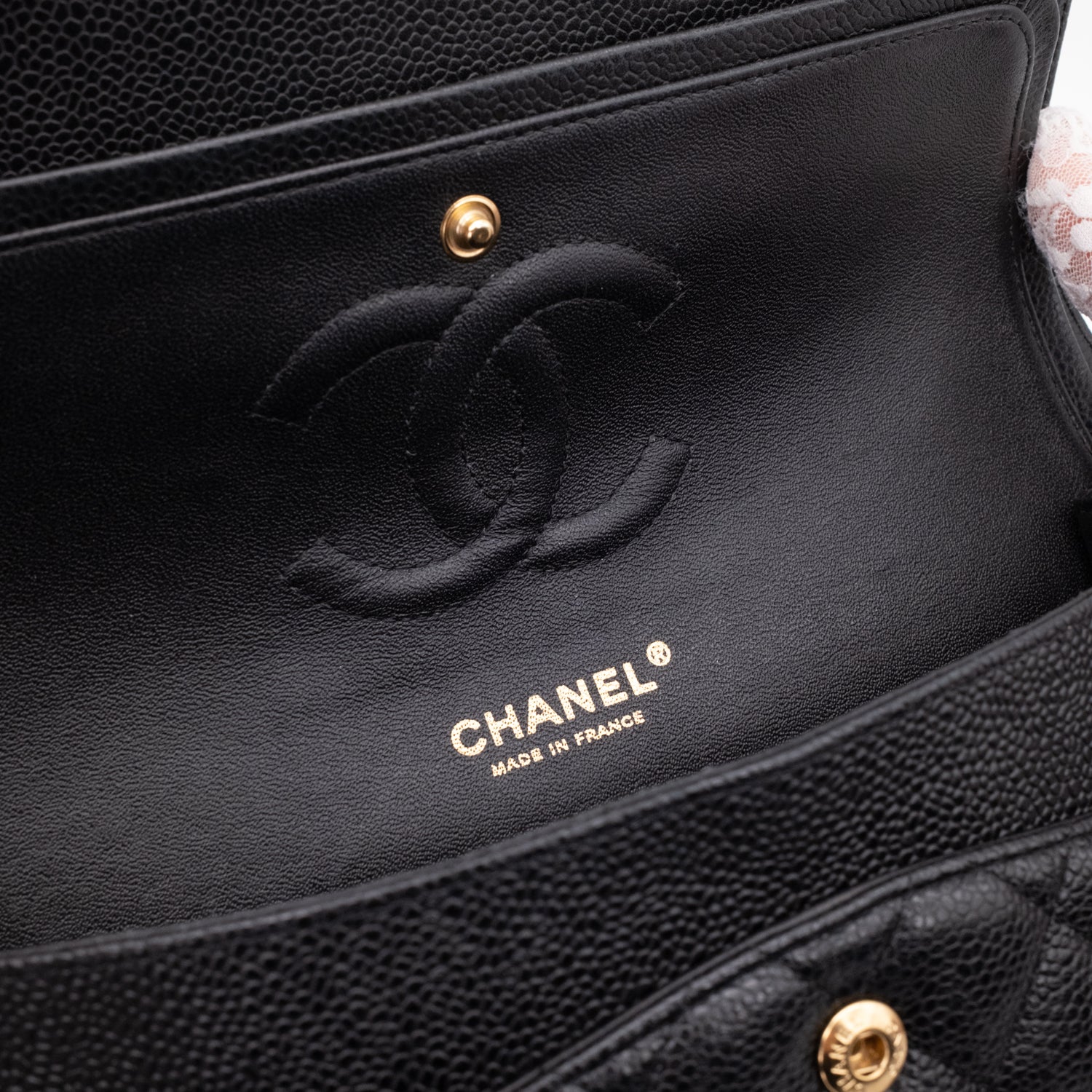 Chanel Classic Timeless Double Flap Bag in Medium Größe aus schwarzem Caviar Leder Material mit goldener Hardware 