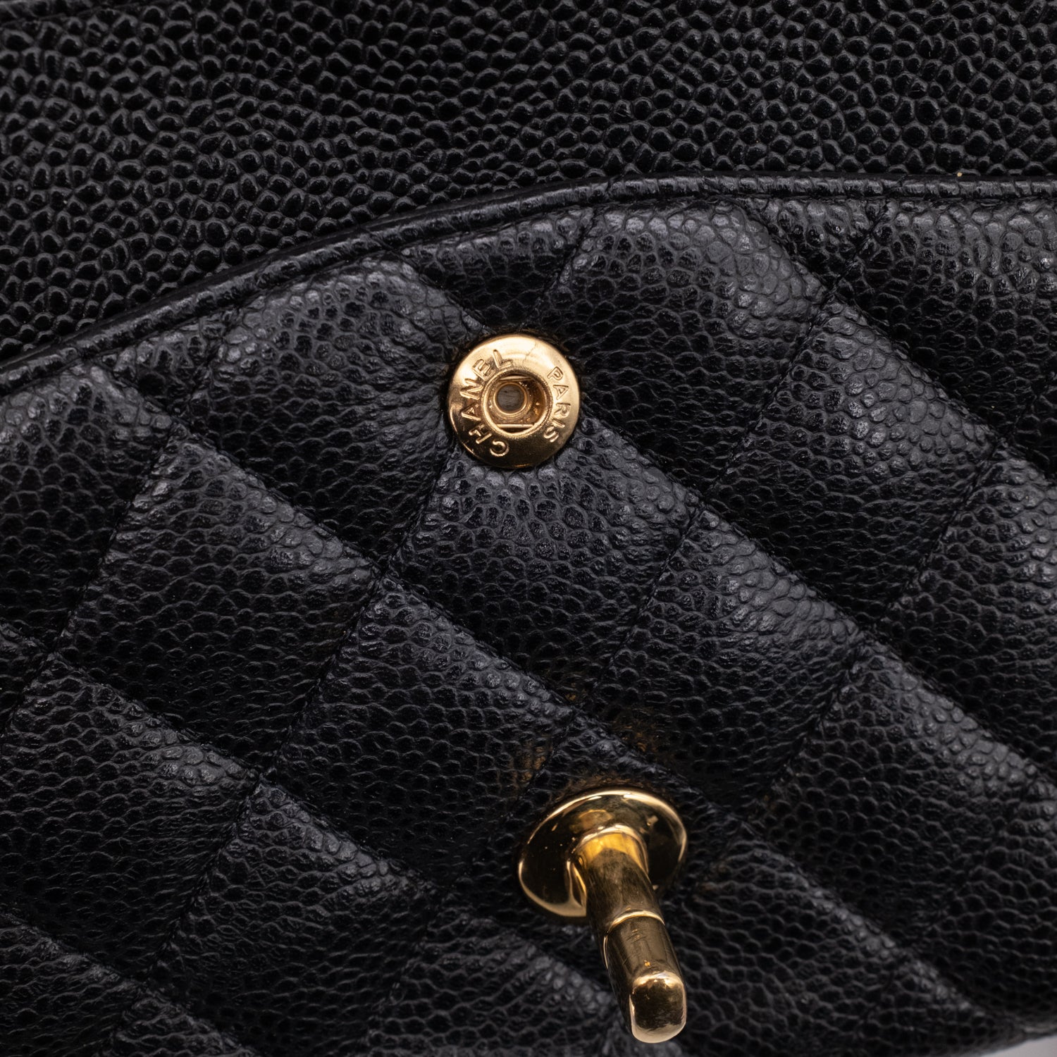 Chanel Classic Timeless Double Flap Bag in Medium Größe aus schwarzem Caviar Leder Material mit goldener Hardware 