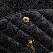 Chanel Classic Timeless Double Flap Bag in Medium Größe aus schwarzem Caviar Leder Material mit goldener Hardware 