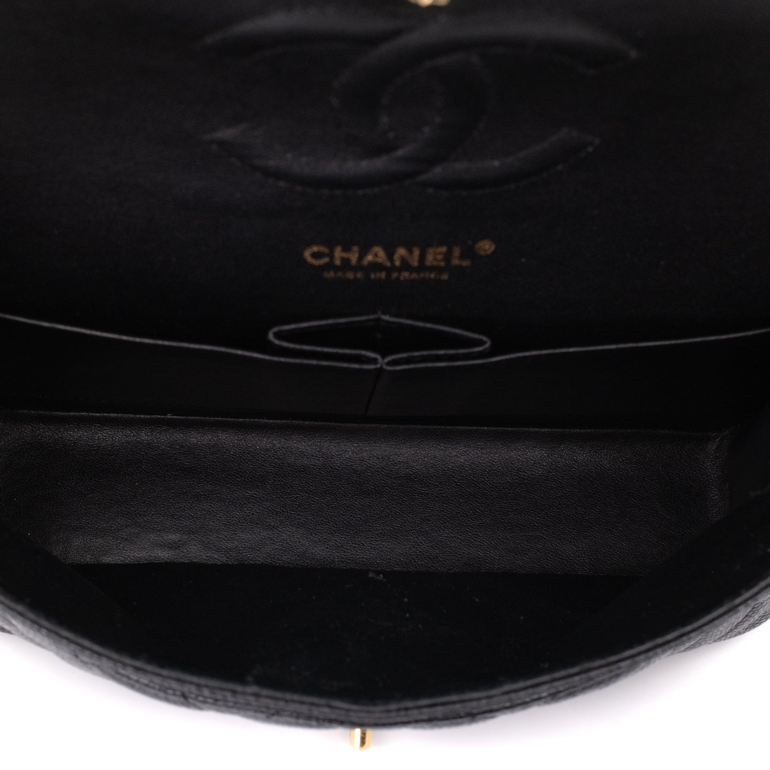 Chanel Classic Timeless Double Flap Bag in Medium Größe aus schwarzem Caviar Leder Material mit goldener Hardware 