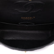 Chanel Classic Timeless Double Flap Bag in Medium Größe aus schwarzem Caviar Leder Material mit goldener Hardware 