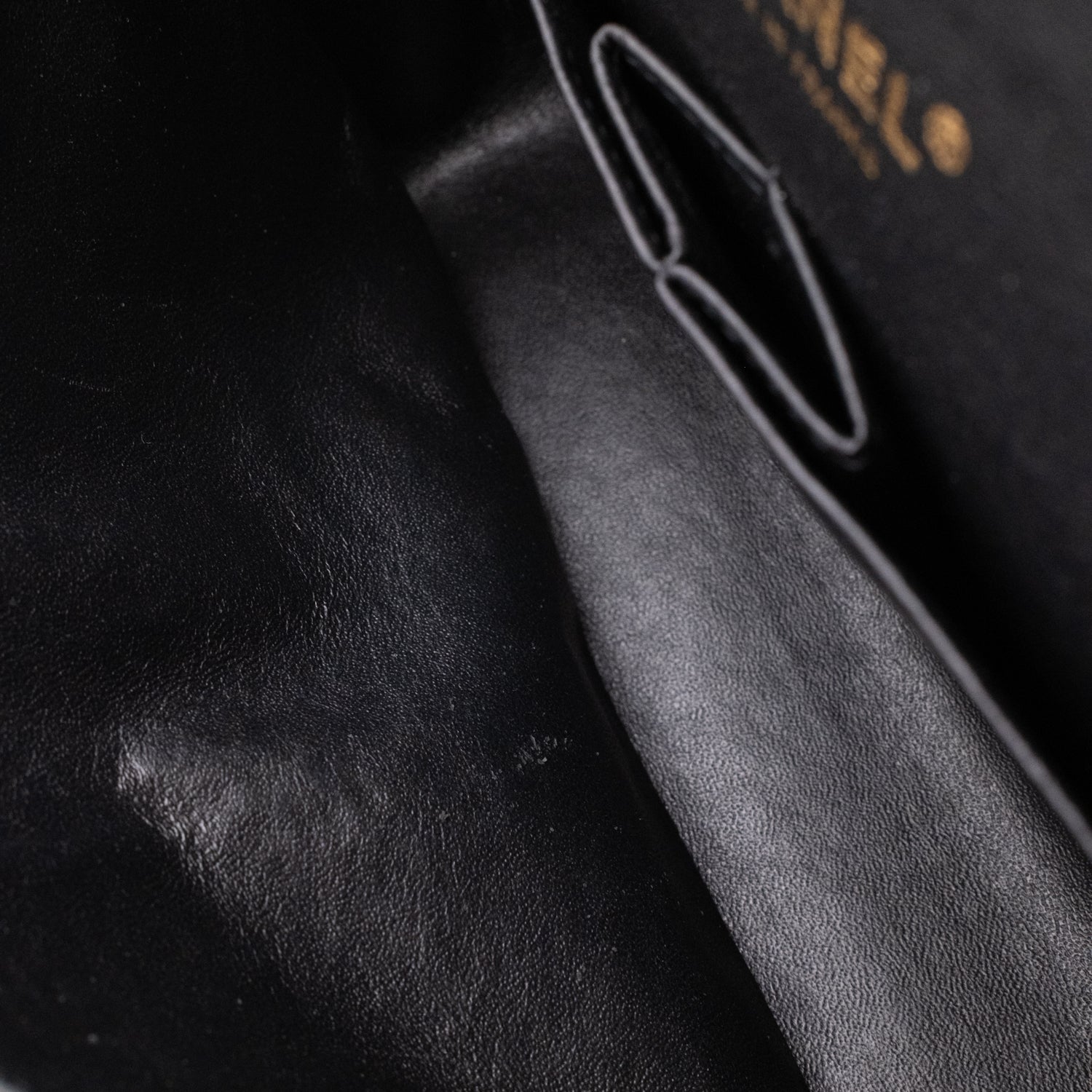 Chanel Classic Timeless Double Flap Bag in Medium Größe aus schwarzem Caviar Leder Material mit goldener Hardware 