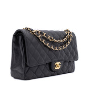 Chanel Classic Timeless Double Flap Bag in Medium Größe aus schwarzem Caviar Leder Material mit goldener Hardware 