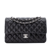 Chanel Classic Timeless Double Flap Bag in Medium Größe aus schwarzem Lammleder Material mit silberner Hardware Vorderansicht