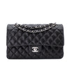 Chanel Classic Timeless Double Flap Bag in Medium Größe aus schwarzem Lammleder Material mit silberner Hardware Vorderansicht
