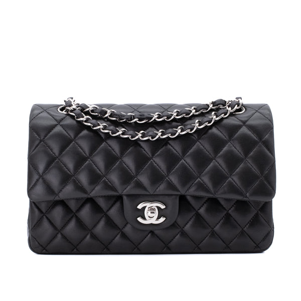 Chanel Classic Timeless Double Flap Bag in Medium Größe aus schwarzem Lammleder Material mit silberner Hardware Vorderansicht